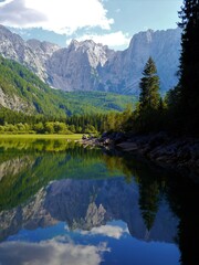 Fototapeta na wymiar Panorama-Aufnahme eines Gebirgszuges mit See und Spiegelung im Vordergrund