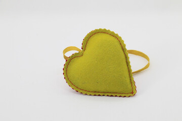 coeur vert tendre sur fond blanc