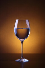 Calice di vetro con liquido