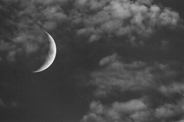 Luna crescente tra le nuvole in bianco e nero