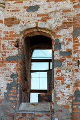Fototapeta na wymiar Arch window on the red brick wall in old building