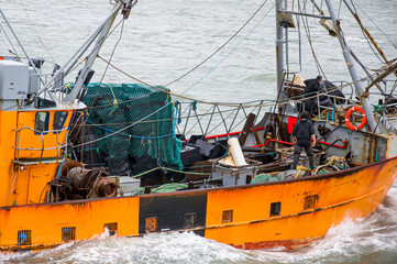Obraz premium workers on a fishing boat in the sea