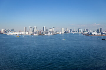 Obraz premium 東京港、埠頭、運河、高層ビル