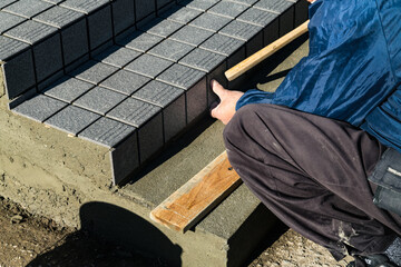 玄関階段改修タイル貼り工事