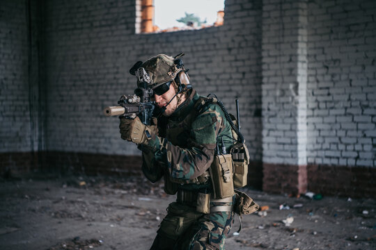 Soldier in full US MARSOC equipment entering abandoned building, aiming different angles with MK18 assault rifle