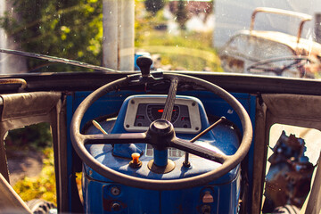 alter Traktor von innen