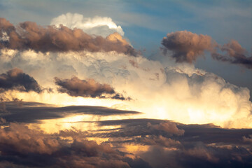 Starke Gewitterwolken auf dem Land in Bayern