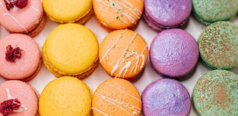 Macarons Muster auf weißem Hintergrund. Bunte französische Desserts. Ansicht von oben