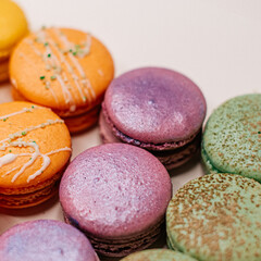 farbige Makronen auf einem weißen Hintergrund	