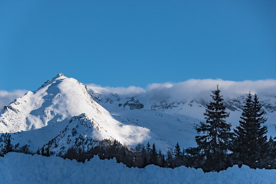 Schnee und Nebel im Gebirge vor blaue, Himmel