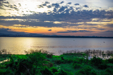 The background of the morning light, the wallpaper of the Twilight sky, the lake or the sea, is a natural beauty, seen between travel.