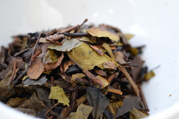 陶器に入れた手炒り煙臭付加の京番茶の茶葉です
