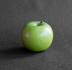 Manzana verde con fondo negro