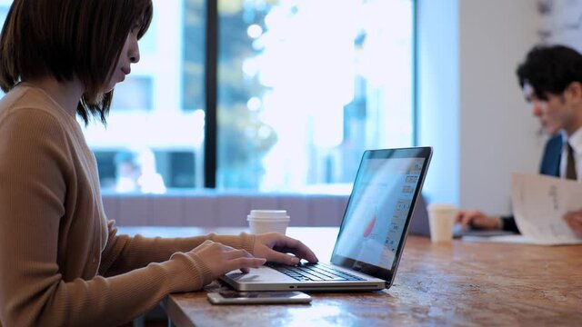 シェアオフィスでリモートワークをする日本人のビジネスイメージ