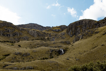 Fototapeta na wymiar Paisaje montañono
