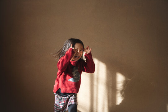 笑顔で走り回る女の子