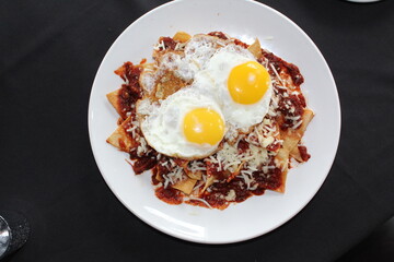 Chilaquiles y Huevo