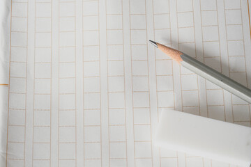 原稿の上に置かれた鉛筆と消ゴム