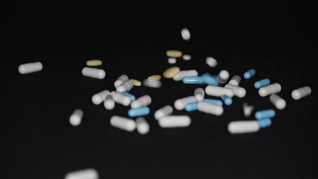Medicina cayendo sobre un fondo negro