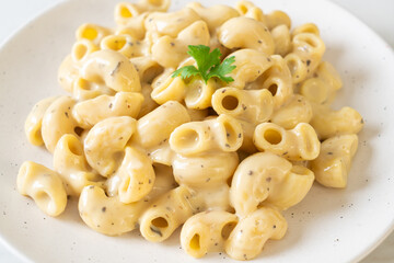 macaroni and cheese with herbs