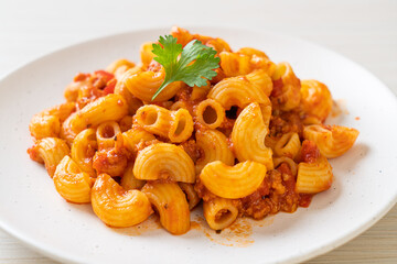 macaroni with tomatoes sauce and mince pork