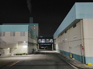 夜の無人の工場の風景