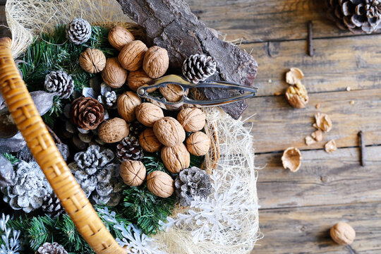 nozes com cones est&atilde;o na cesta.
