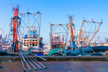 Naklejka premium seaside view of a jetty fish market with boats lining up