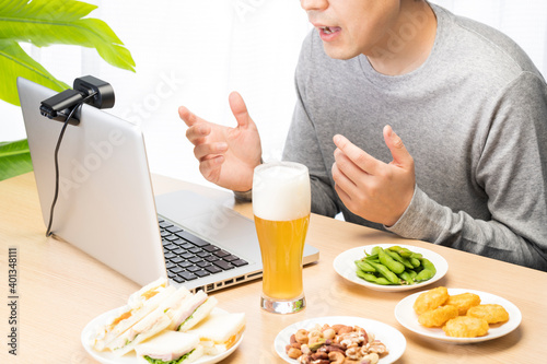 自宅でオンライン飲み会をしている男性 Wall Mural Wallpaper Murals Kai