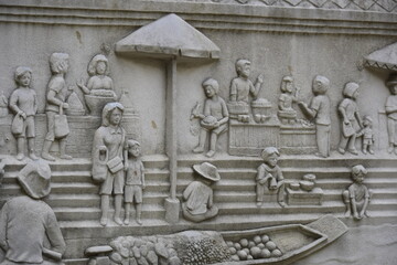 Cement sculpture tells the story of Thai people in the past.