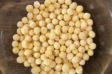 乾燥させた大豆を水につけた直後の状態（水につけた直後は表面がシワシワになる）納豆を作るための最初のステップ