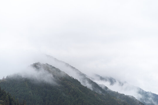 霧に包まれた山 © rai