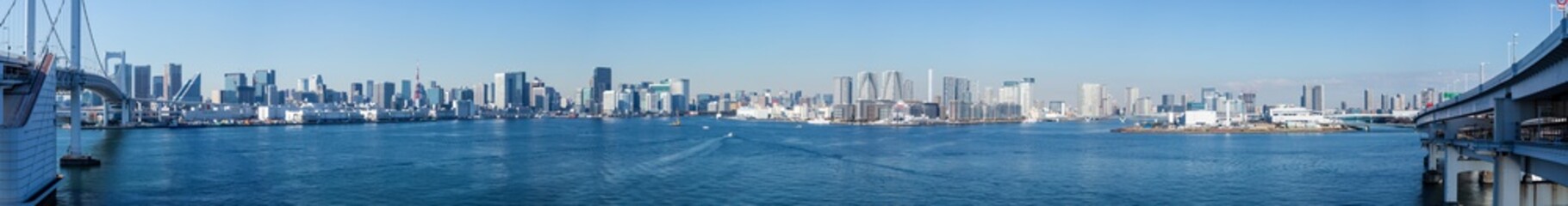 Fototapeta na wymiar 東京港、埠頭、運河、高層ビル、パノラマ