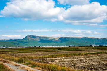 Fototapeta premium 秋の阿蘇市市街地の田園風景