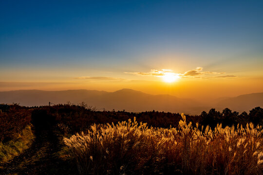 阿蘇山の夕暮れ春 夕日に染まる阿蘇山 瀬の本高原[25488039726]の写真・イラスト