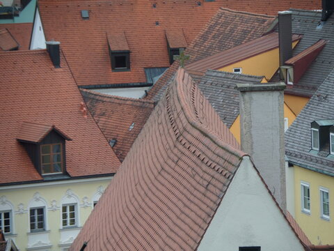 Rote Dächer eines kleinen bayerischen Dorfes. schiefer krummer Dachgiebel über den Dächern eines deutschen Dorfes. Rote Dachziegel von oben. Wildpoldsried im Oberallgäu in Bayern.