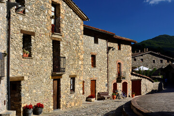 Fototapeta na wymiar Rincones y localizaciones del pueblo rustico de montaña de Beget, en la comarca del Ripollés, provincia de Girona, en el nororeste de Catalunya