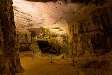 Obraz premium Underground halls and passages of meleke limestone Zedekiah’s Cave - King Solomon’s Quarries - under Old City of Jerusalem, Israel