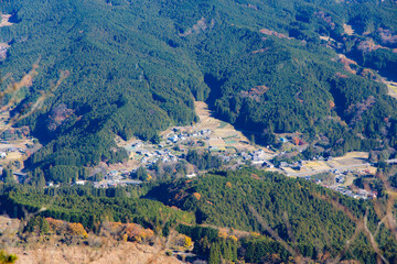 Naklejka premium 山と町