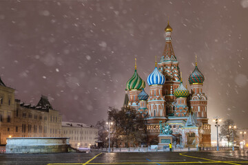 Obraz premium St. Basil's Cathedral at night in winter, Moscow, Russia