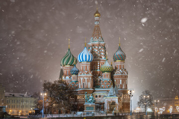 Obraz premium St. Basil's Cathedral (Pokrovsky Cathedral) at night in winter, Moscow, Russia