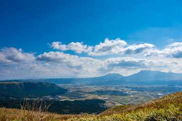 秋の大観峰から見る阿蘇市街と阿蘇五岳【熊本県】