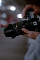 Camara fotografica en la mano.