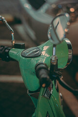 Moto verde en la noche