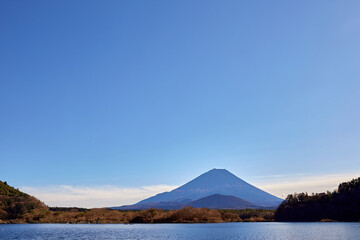 Fototapeta premium 冬（12月）、精進湖の湖畔から見た富士山と子抱き富士（大室山） 山梨県富士河口湖町