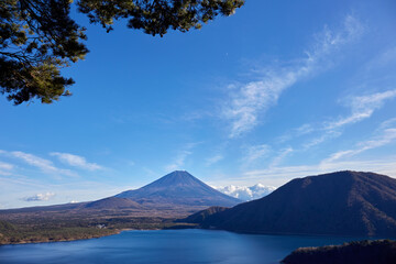 冬（12月）、中ノ倉峠展望地から見た富士山と本栖湖 山梨県身延町