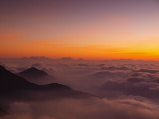 Fototapeta na wymiar mountains with cloud sea in the twilight