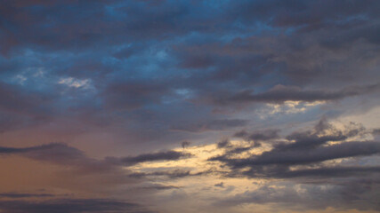 Fototapeta na wymiar Ciel chargé en soirée, essentiellement composé de nuages en nappe de moyenne altitude