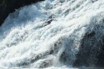 Kraft des Wassers - Wasserkraft wird genutzt zur nachhaltigen und ökologischen  Produktion von Strom - Die Nutzung von Hydropower wird zur Einsparung fossiler Brennstoffe  immer bedeutsamer.