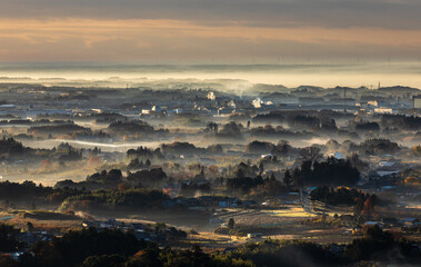 茨木県かすみがうら市三ツ石森林公園から朝もやと光芒
